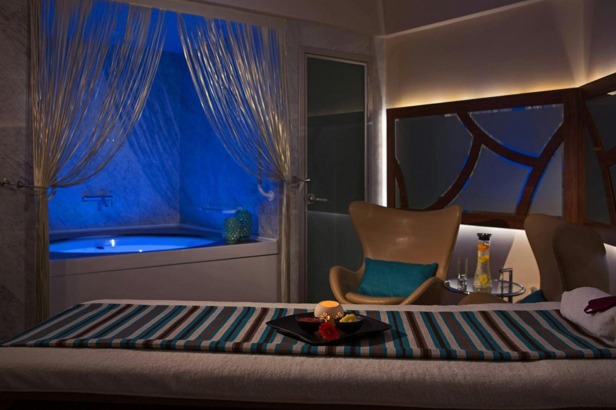 Renaissance Izmir Hotel Buitenkant foto